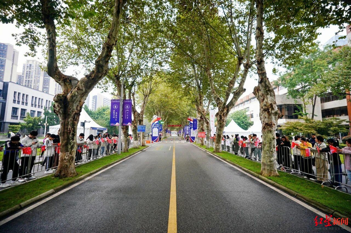 ▲半马终点——四川大学望江校区 图据成都马拉松