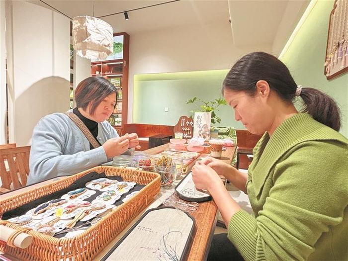 游客在中南门古城内的黔有抹茶集门店体验宋锦首饰DIY。  本报记者 蔡茜 摄