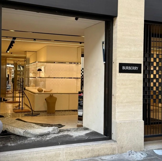 Burberry位于圣奥诺雷街的门店遭到破坏后的照片