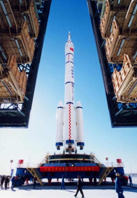 1999年11月20日，中国第一艘无人试验飞船神舟一号发射成功。图为整装待发的神舟一号飞船。新华社发
