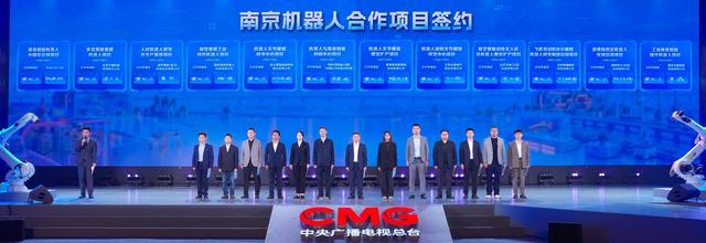 △南京市江宁区区长、江宁开发区管委会主任黄成文与代表企业签约