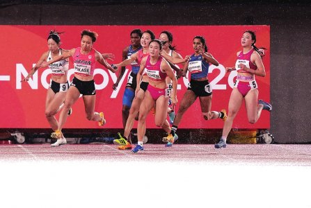 2026日本爱知·名古屋亚运会，中国队选手刘峡君（右一）和陈妤颉（右四）在女子4X100米比赛中接力。新华社发 吕小炜 摄