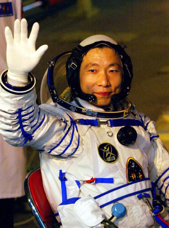 2003年10月15日，执行中国首次载人航天飞行任务的航天员杨利伟出发登舱前挥手致意。新华社记者 李刚 摄