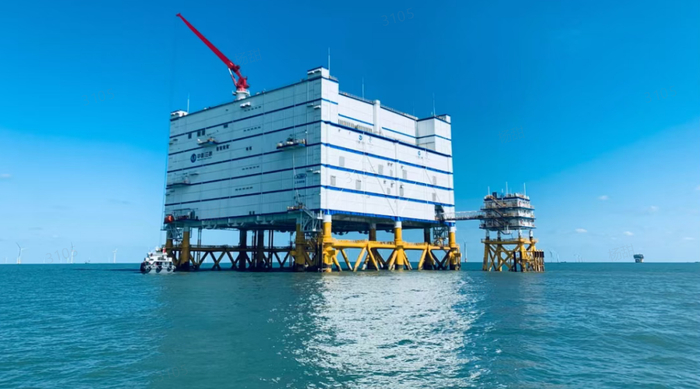 　　▲ 江苏如东800兆瓦海上风电项目建成了亚洲首座海上柔直换流站三峡能源供图