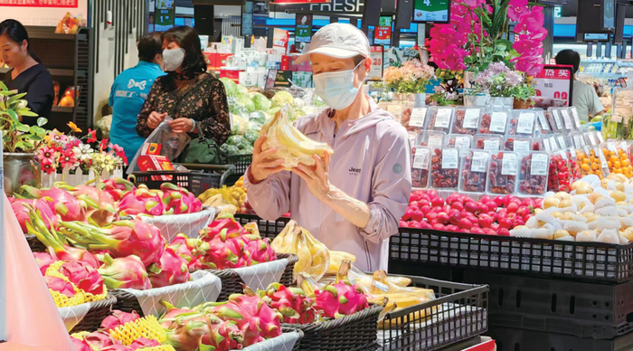 市民在超市选购商品。承德日报记者 孟瑶 摄
