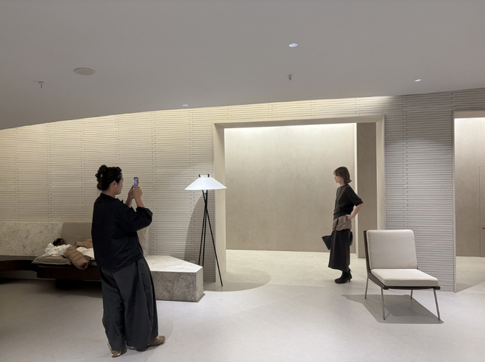 常青休闲女装公共休息拍摄区。宋文泽摄