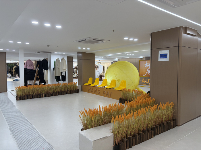杭派精品服装市场休息区。宋文泽摄