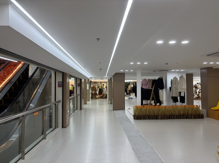 杭派精品服装市场档口。宋文泽摄
