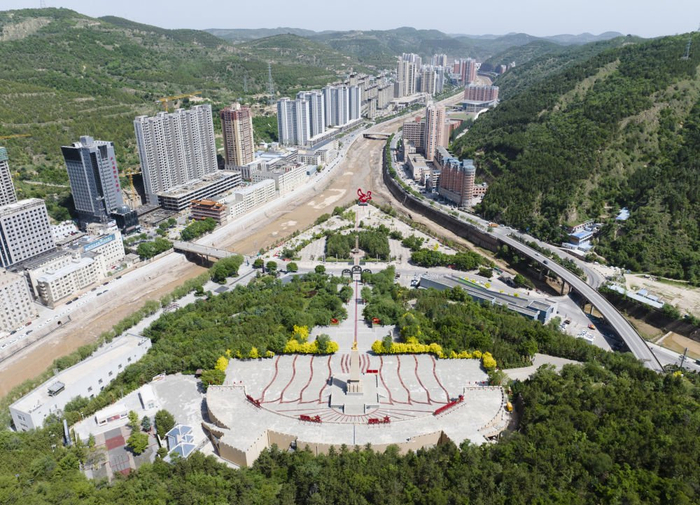 &emsp;&emsp;绿色掩映下的吴起县中央红军长征胜利纪念园（2026年6月2日摄，无人机照片）。新华社记者邵瑞 摄
