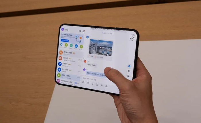 飞书在 iPhone Duo 上的适配效果｜图片来源：极客公园