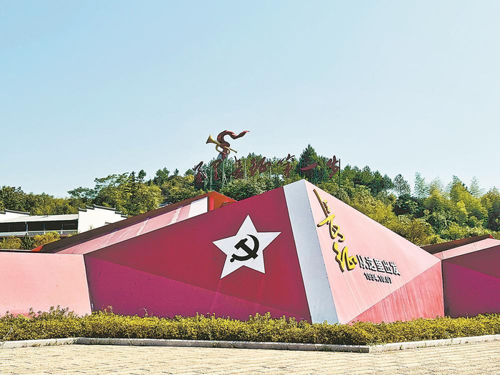 凤凰山村情忆园广场  本报记者 黄筱菁 摄