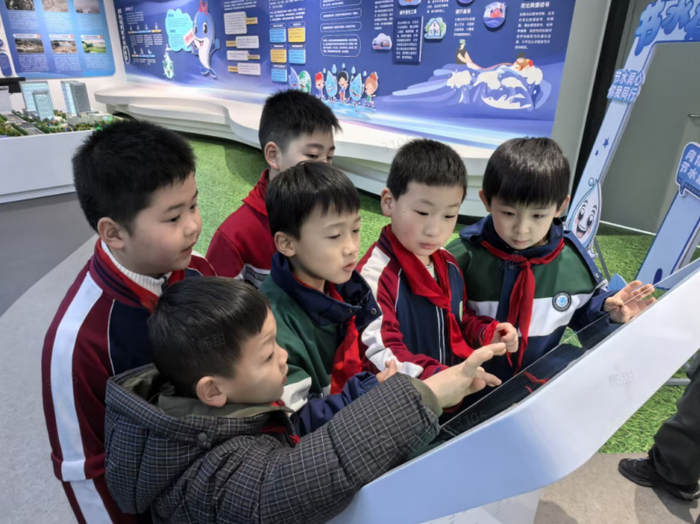 　　▲ 双溪公园生态科普场馆中，学生们正在参与互动游戏，了解水质净化知识。摄影：朱姗姗