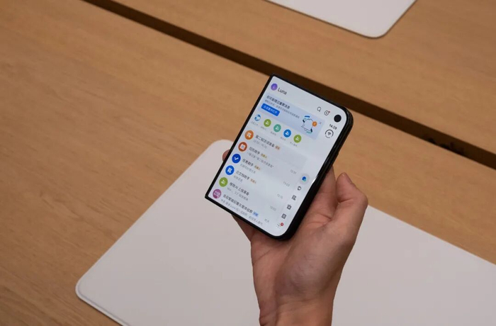 飞书在 iPhone Duo 外屏的演示效果｜图片来源：极客公园