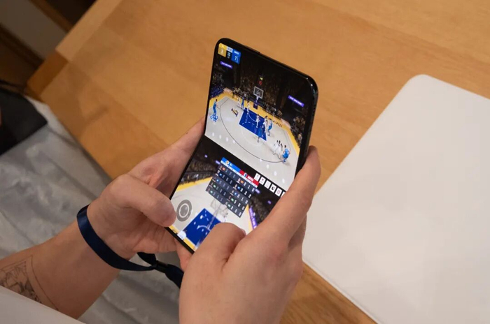NBA 游戏在 iPhone Duo 竖屏下显示效果｜图片来源：极客公园