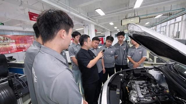 △阜阳技师学院大学生预备技师班的学生在上课