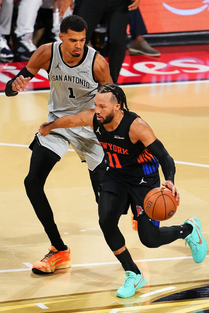 上赛季的NBA冠亚军尼克斯和马刺 新赛季揭幕战皆遭遇滑铁卢
