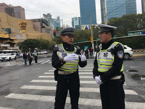上海市公安局静安分局交管支队副支队长陈栋任一大队教导员时期，在路口与同事交流工作。采访对象供图