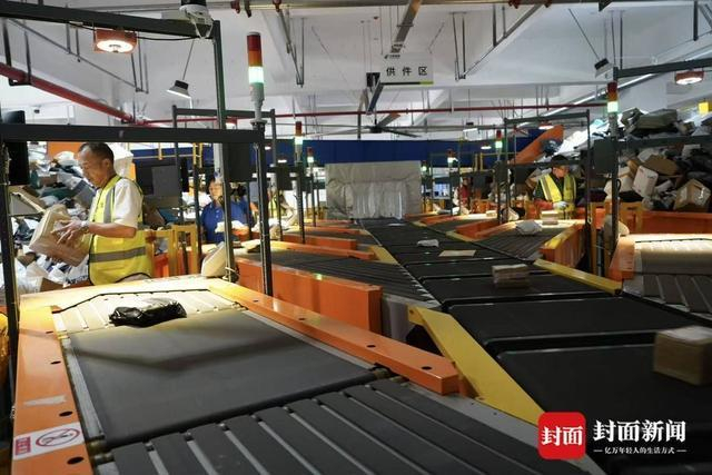 交通领域国家人工智能应用中试基地场景验证中心——四川绵阳邮政邮件处理及仓储中心。封面新闻记者 卢荡 摄