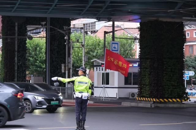 上海市公安局静安分局交管支队一大队民警汤淇鑫在延安中路华山路路口执勤。采访对象供图