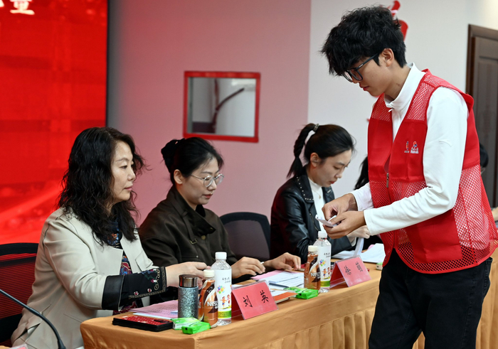 线上场工作人员收取评委打分条