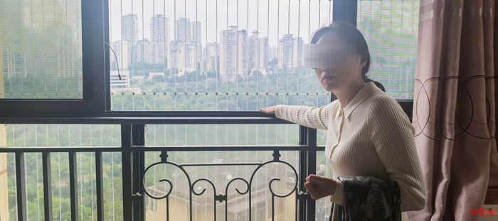 ▲事发后，家中的窗户已经安上隐形防护栏 张杨 摄
