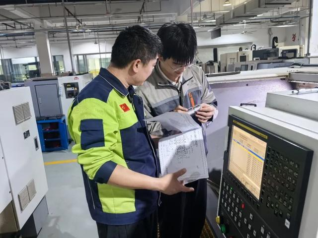 △阜阳技师学院大学生预备技师班的学生在上课