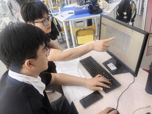 △阜阳技师学院大学生预备技师班的学生在上课