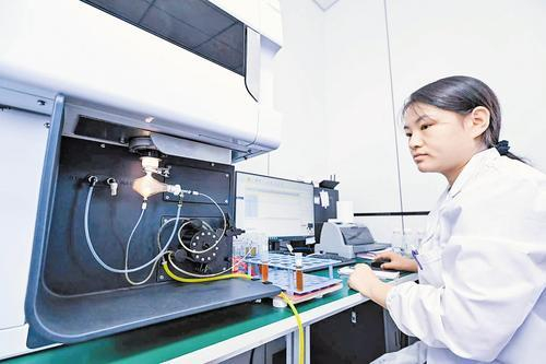     近日，位于石家庄市深泽县的河北辉德再生资源有限公司检测室里，工作人员对产品样本进行检测。深泽县委宣传部供图