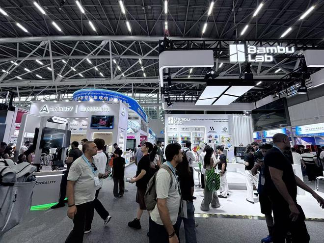  两家消费级3D打印企业展台。 界面新闻记者摄