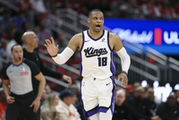追梦：威少是NBA最好的替补控卫 但人们都用MVP的标准要求他