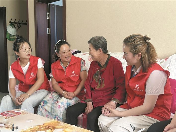     9月23日，十三师火箭农场锦绣社区工作人员上门慰问独居老人。    兵团日报常驻记者  李欣奕  通讯员  刘莎  摄