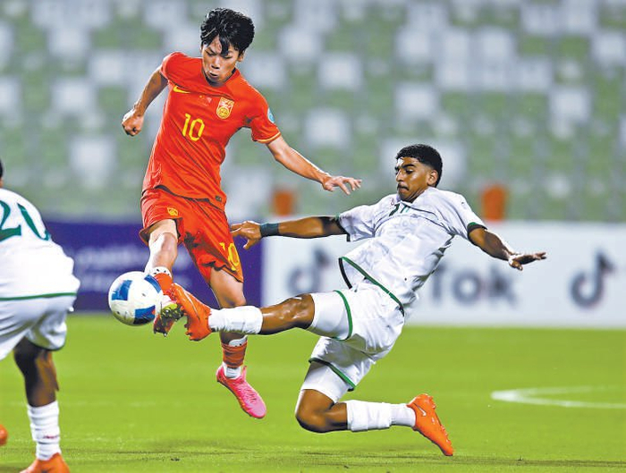 U17海湾杯上，中国球员彭显宸（上）与阿曼球员阿卜杜拉拼抢。新华社 供图