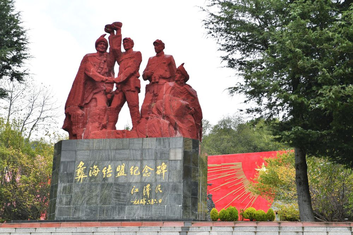 这是2026年10月9日拍摄的四川凉山彝族自治州冕宁县彝海结盟纪念地内的彝海结盟纪念碑。新华社记者 卢哲 摄
