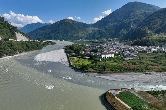 这是2026年8月28日拍摄的四川雅安石棉县安顺场镇红军渡口（无人机照片）。新华社记者 胥冰洁 摄