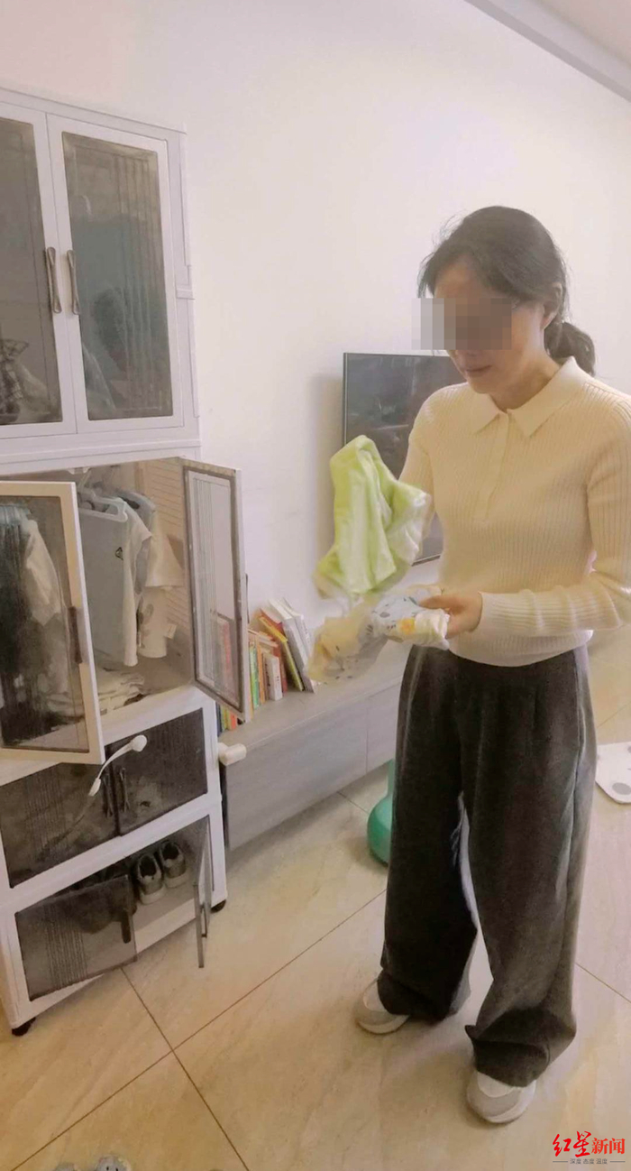 ▲看到儿子的遗物，刘女士悲痛不已 张杨 摄