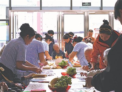 图为三医康复中心护理人员在为老人准备水果。             三医康复中心/供图