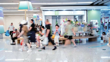 市民乘坐地铁出行。成都轨道集团供图
