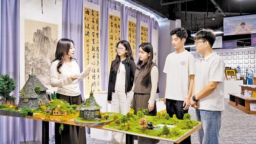     10月10日，在河北东方学院版权服务中心，工作人员（左）为学生介绍版权登记作品。本报记者 刘杰摄
