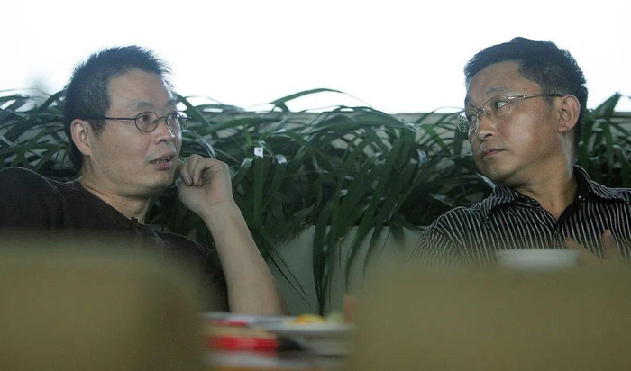 2010年，麦家与阿来（右）在成都共同出席活动（资料图，陈蒙川摄）