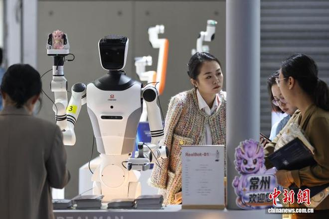  10月21日，在江苏南京举行的2026物理AI与世界模型大会展览现场，观众参观展台。中新社记者 泱波 摄