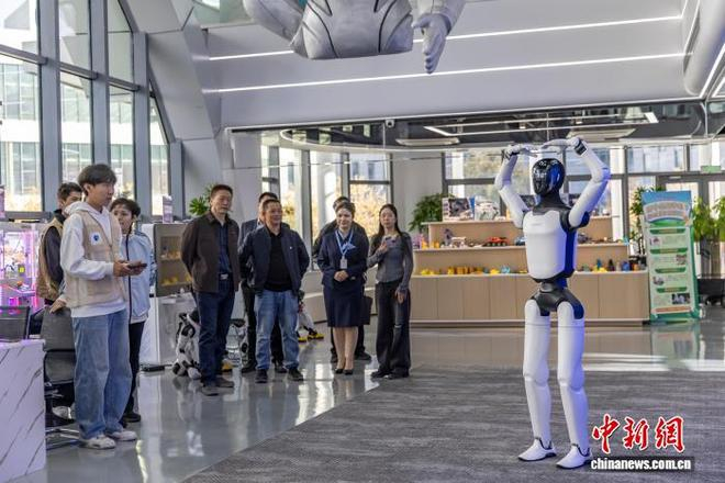 图为机器人“远征A3”向观众比爱心。金奇 摄