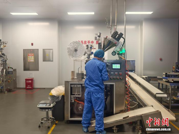 10月21日，海南省万宁市兴隆咖啡产业园区内，工作人员操作设备制作挂耳咖啡。中新网记者 李梦 摄