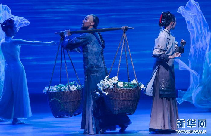 首演现场，舞者们进行表演（10月21日摄）。新华网发（供图）