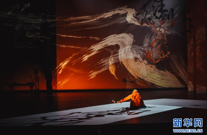 首演现场，舞者进行表演（10月21日摄）。新华网发（供图）
