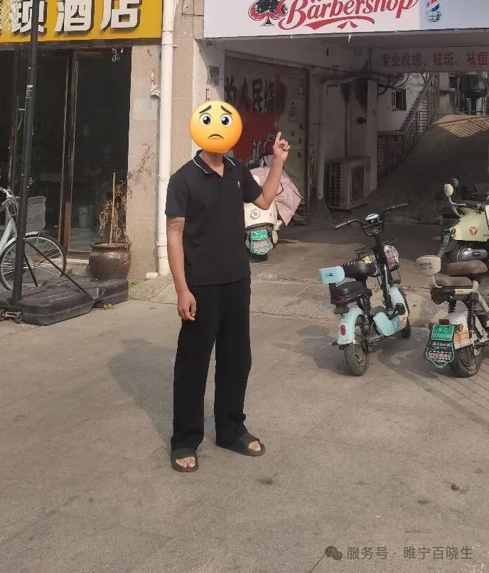▲ 王某到案发理发店指认现场