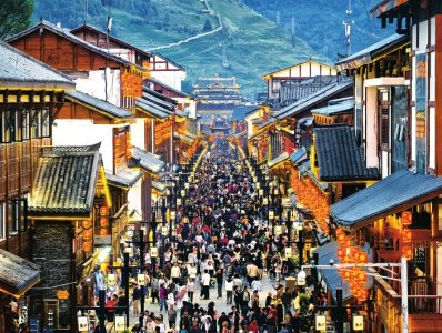入夜后的松潘古城游人如织。向芸摄