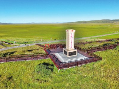 这是8月13日在红原县日干乔湿地拍摄的红军过草地纪念碑。新华社记者王曦摄