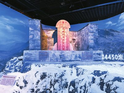 　　“雪山草地——纪念中国工农红军长征胜利90周年文物专题展”展览现场。 曾洁摄