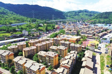 　　悬崖村村民搬迁至昭觉县城的新小区。　　徐湘东摄