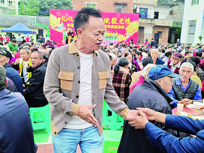     乡亲与孔令全亲切握手